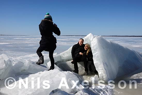 Familj vid isblock   ©Foto: Nils Axelsson  #BildID: nadig130324026n    
